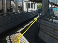 ②通路を直進しエレベーターで1Fへ